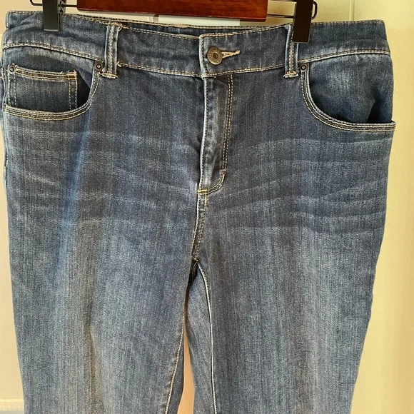 Chico’s Platinum Denim Straight legged jeans Chico’s size 1 (Sz 8 Medium) - Picture 4 of 5